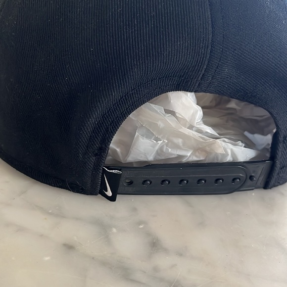 Nike Pro Dri Fit Black and White SnapBack - Picture 3 of 6